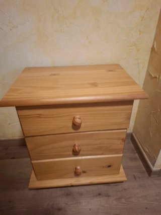 2 Mesitas de noche de madera estilo castellano