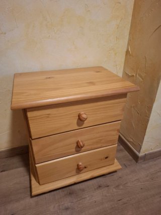 2 Mesitas de noche de madera estilo castellano