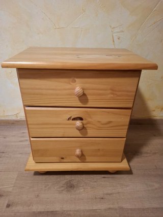 2 Mesitas de noche de madera estilo castellano
