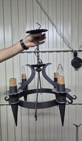 Lámparas de metal y madera