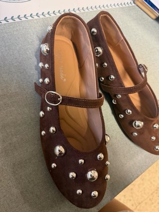 Zapatos planos marrones con tachuelas plateadas