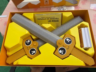Juego de mesa Vamos a pegarnos con espadas de ment
