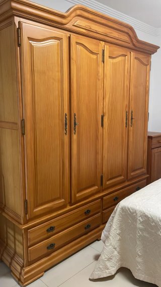 Armario de madera maciza