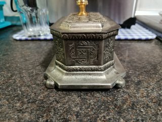 Joyero antiguo con tapa labrada