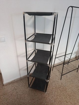 Estantería y perchero negro