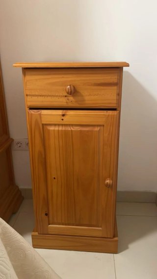 Mueble de madera marrón