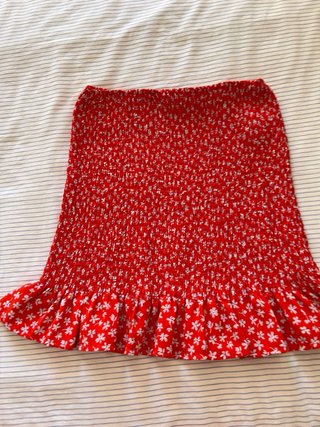 Falda mini roja con flores blancas