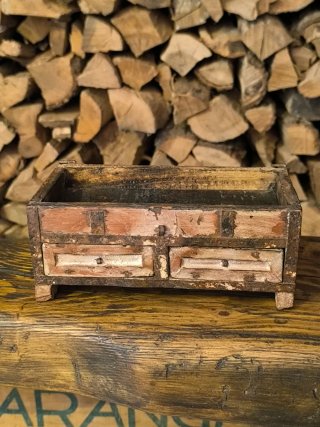 Mueble miniatura antiguo. Artesanal