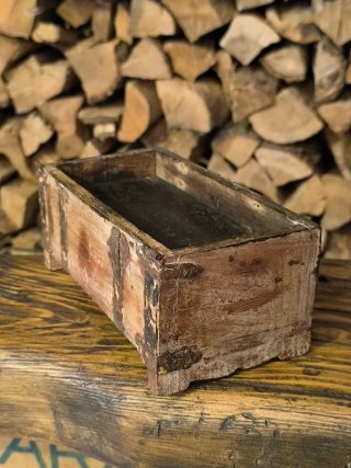 Mueble miniatura antiguo. Artesanal