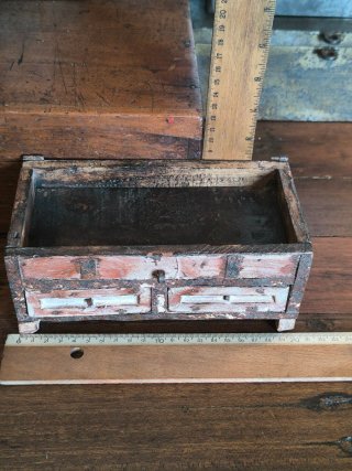 Mueble miniatura antiguo. Artesanal