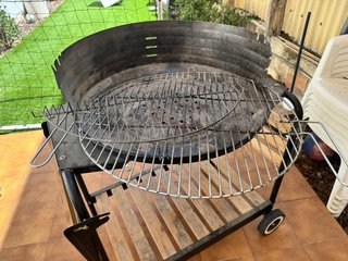 Barbacoa de metal y madera