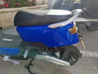 Ciclomotor Eléctrico Azul y Negro