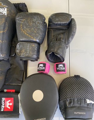 Guantes y espinilleras Kickboxing