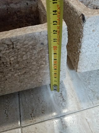 2 macetas de piedra pequeñas