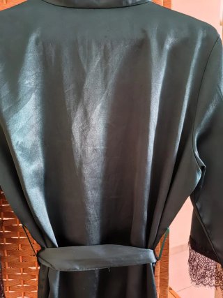 Bata de satén con encaje