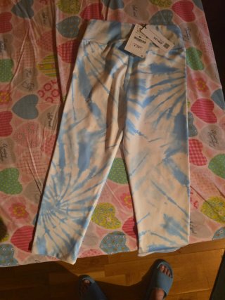 Pantalón deportivo tie-dye azul y blanco de Zara.
