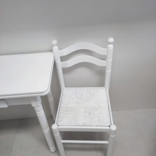 Mesa de cocina y 2 sillas blancas