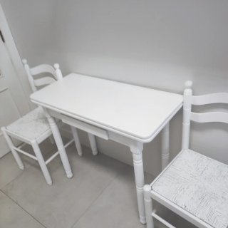 Mesa de cocina y 2 sillas blancas