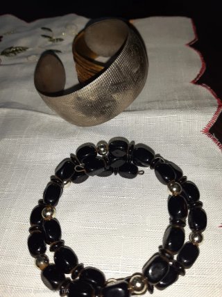 Lote de joyería vintage negra y plateada