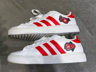 Zapatillas Adidas Blancas y Rojas Flores