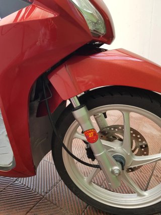 Honda Vision 110 Roja Scooter