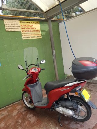 Honda Vision 110 Roja Scooter
