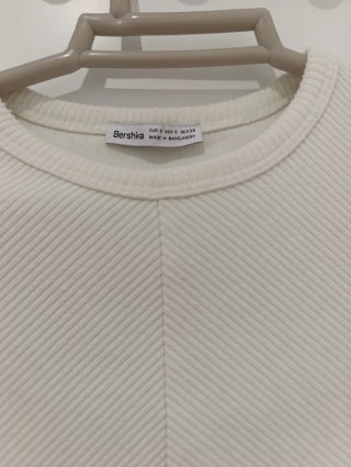 Camiseta Bershka blanca manga larga con aperturas