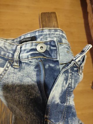 Pantalón skinny gris