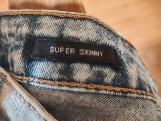 Pantalón skinny gris