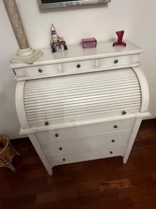 Escritorio blanco con cajones y tapa enrollable