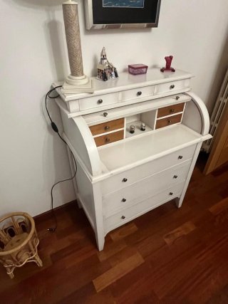 Escritorio blanco con cajones y tapa enrollable