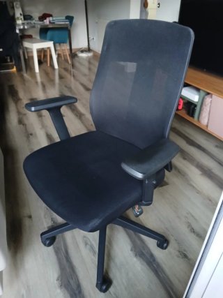 Silla de oficina ergonómica negra