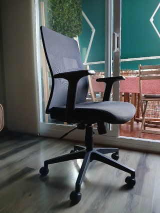 Silla de oficina ergonómica negra