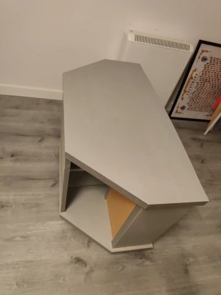Mesa esquinera gris para TV