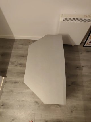 Mesa esquinera gris para TV