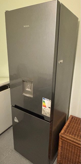 Nevera casi nueva con dispensador de agua.