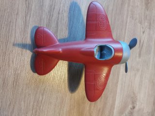 Avión de juguete rojo y gris