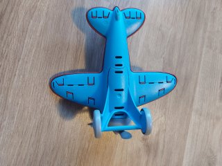 Avión de juguete rojo y gris