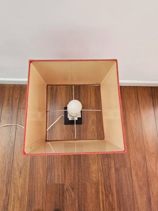 Lámpara de mesa roja y negra