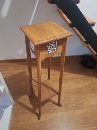 Mesa alta de madera para macetas