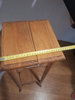 Mesa alta de madera para macetas