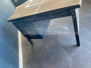 Mesa escritorio azul con cajones