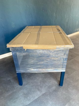 Mesa escritorio azul con cajones