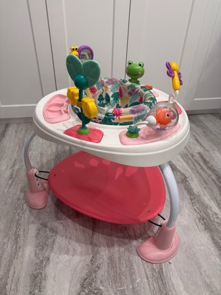 Saltador y mesa de actividades infantil