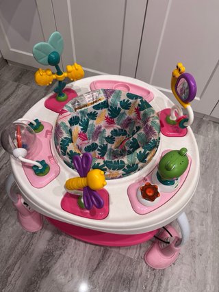 Saltador y mesa de actividades infantil