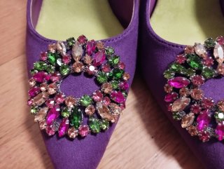 Zapatos de fiesta morados con pedrería