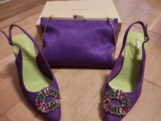 Zapatos de fiesta morados con pedrería