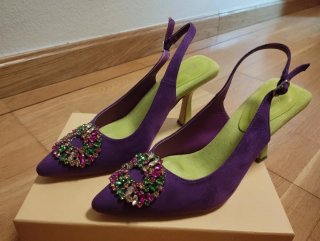 Zapatos de fiesta morados con pedrería