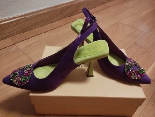 Zapatos de fiesta morados con pedrería