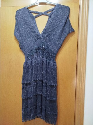 Vestido plateado brillante con volantes